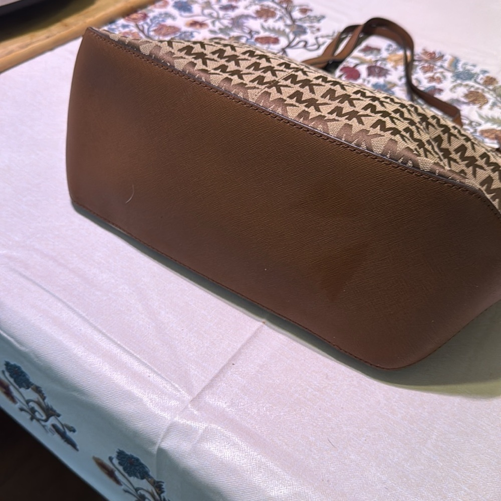 MICHAEL KORS Canvas Tote with Multiple Pockets and Gold Hardware EUC - Picture 4 of 13